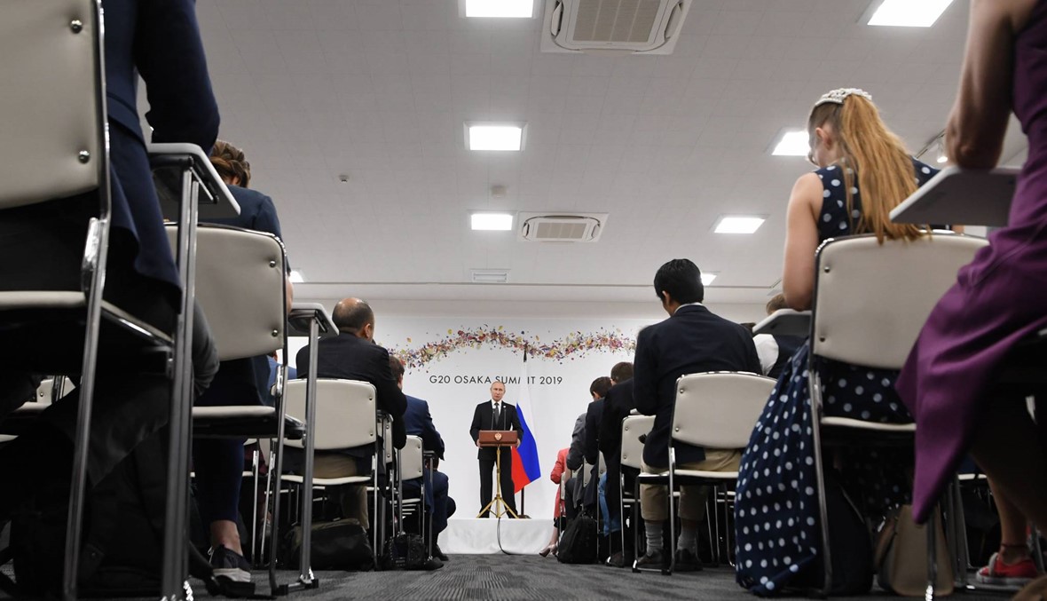 بوتين يجلب كوب الشاي الخاص به إلى مأدبة عشاء في قمّة مجموعة العشرين