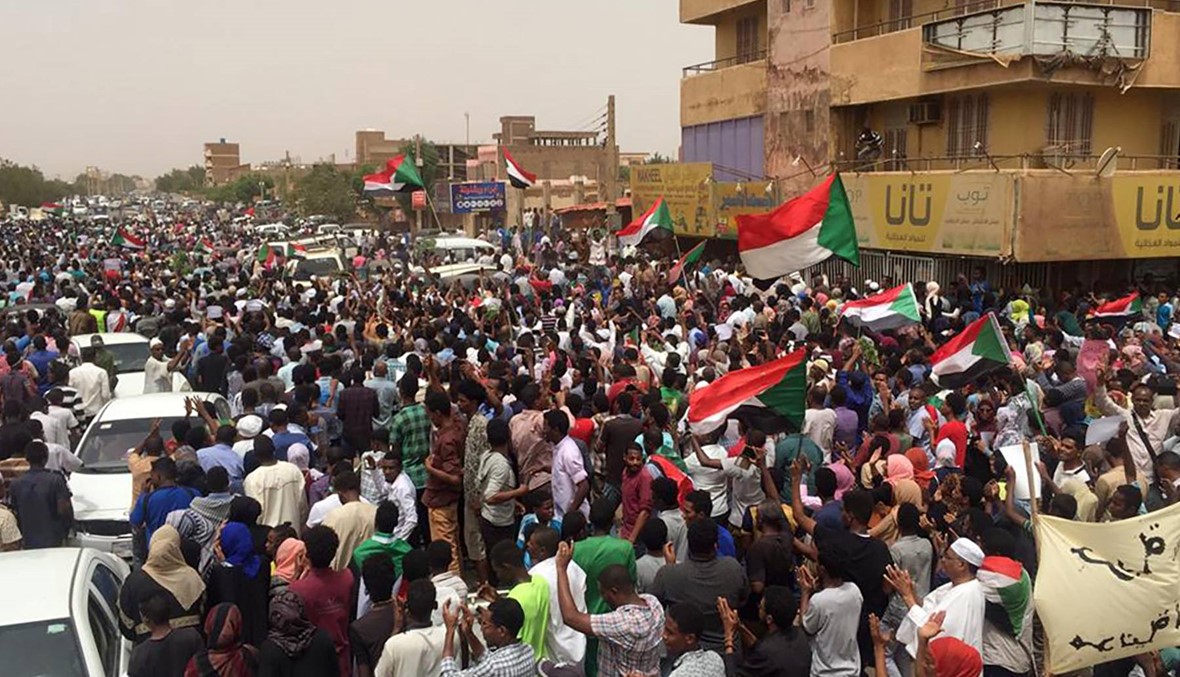 آلاف السودانيّين يتظاهرون في الخرطوم: الشرطة تطلق الغاز المسيّل للدموع