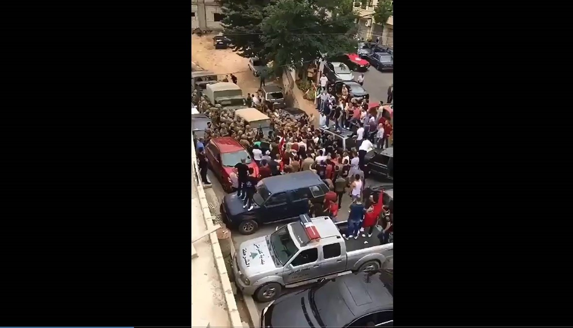 فتنة في الجبل ودم على الأرض... مناصرو التقدمي الاشتراكي يقطعون الطريق أمام باسيل (فيديو)