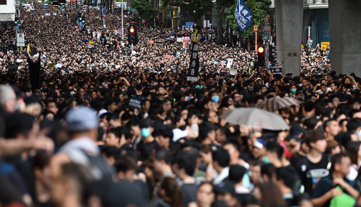 هونغ كونغ: آلاف تظاهروا أمام محطة قطار "صينيّة"... "الحكومة لا تصغي إلينا"