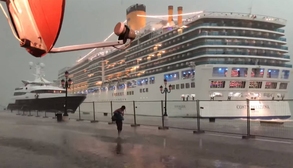 رياح عاتية وأمطار في البندقية: سفينة سياحيّة كادت تصدم يختاً