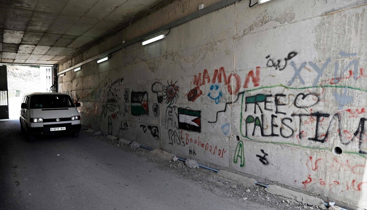 عائلة فلسطينية تعيش معزولة بسبب الجدار في الضفة: "يحاربوننا في لقمة العيش"