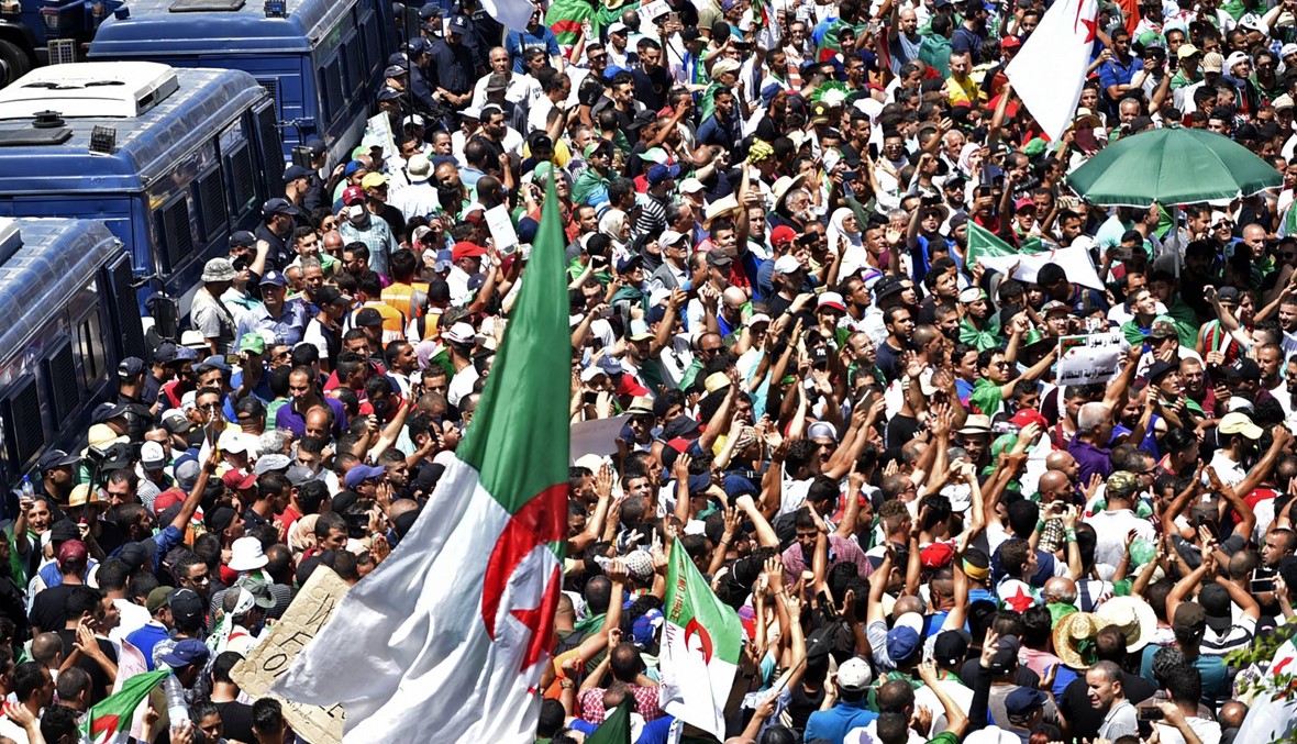 الجزائر: الجيش يوقف 5 أشخاص "خطّطوا لهجمات إرهابيّة ضدّ المتظاهرين"