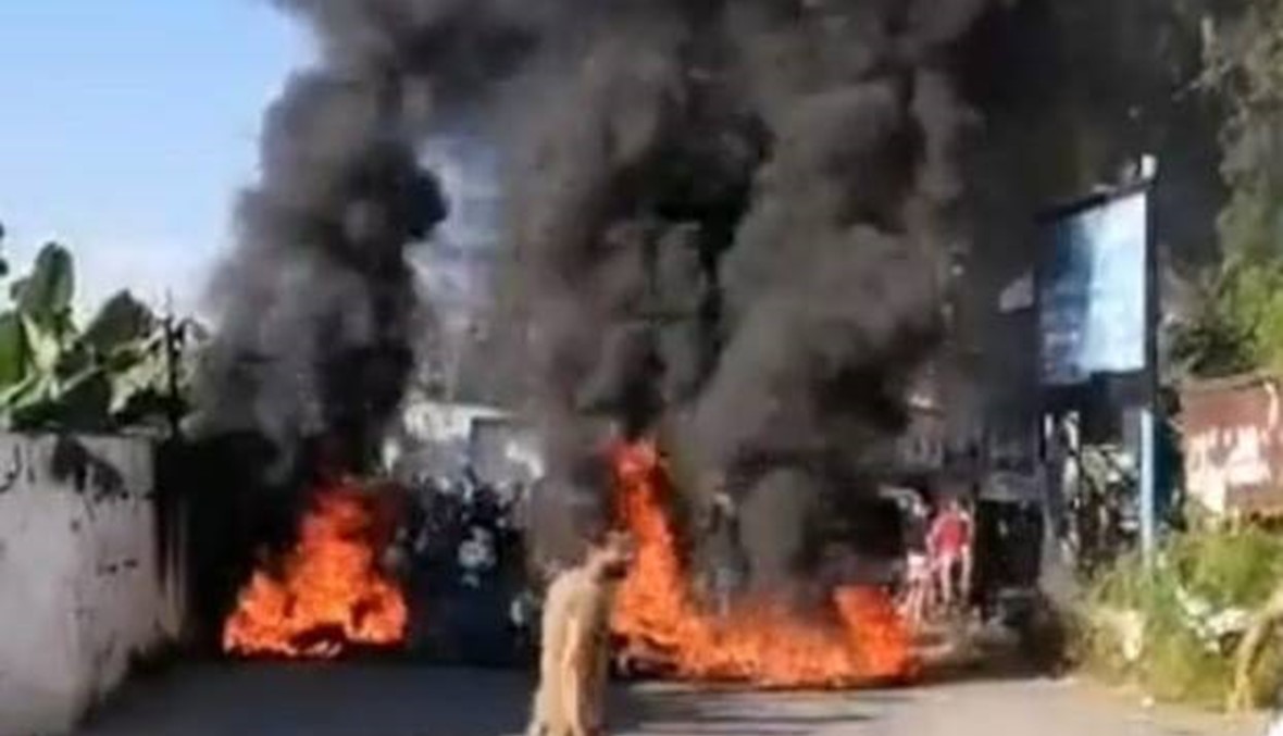 قطع طريق مدخل مخيم الرشيدية احتجاجا على قرارات وزارة العمل