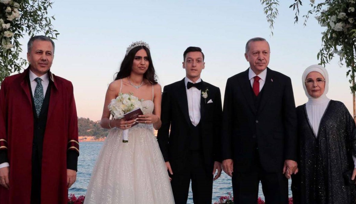 مسعود أوزيل وزوجته يتبرّعان بهدايا زفافهما