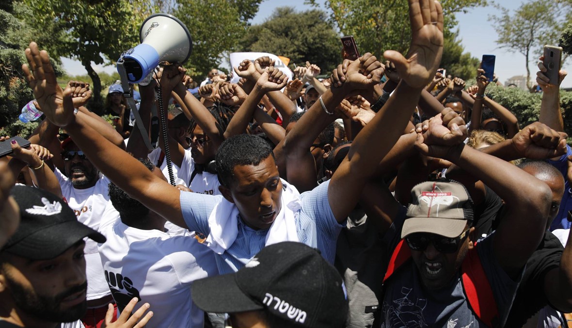 يهود  إثيوبيّون يتظاهرون قرب الكنيست: الشرطي الّذي قتل تيكا أُفرِج عنه بكفالة
