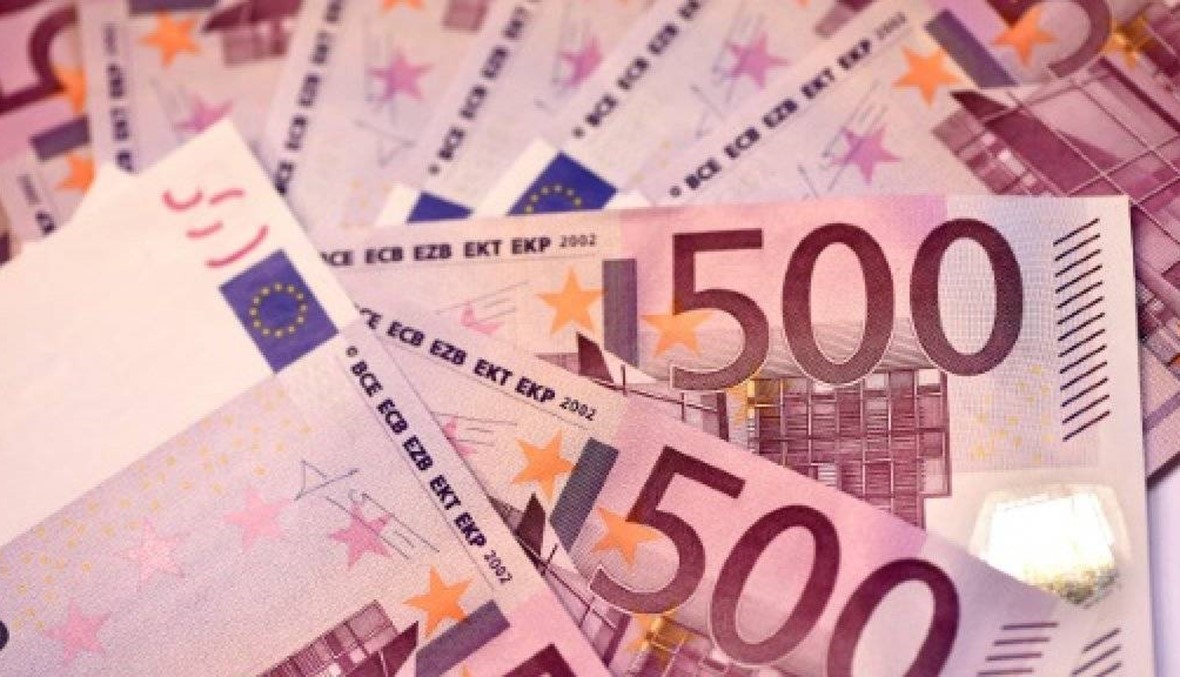 الأورو يتراجع مع تماسك الدولار رغم تكهنات خفض الفائدة