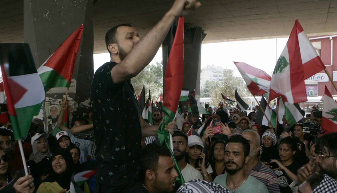 منع مسيرة للاجئين الفلسطينيين والاكتفاء بالتجمع تحت جسر الكولا (صور)