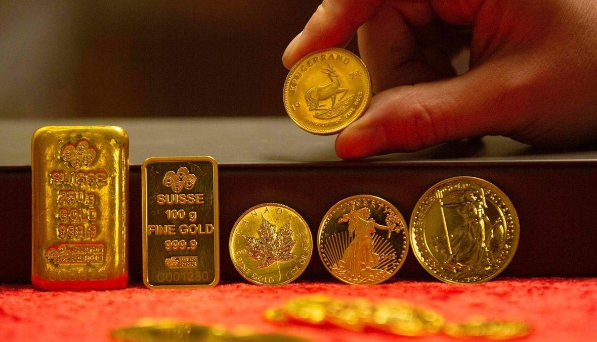 الذهب ينزل مع ارتفاع الدولار في ظل مخاوف التجارة