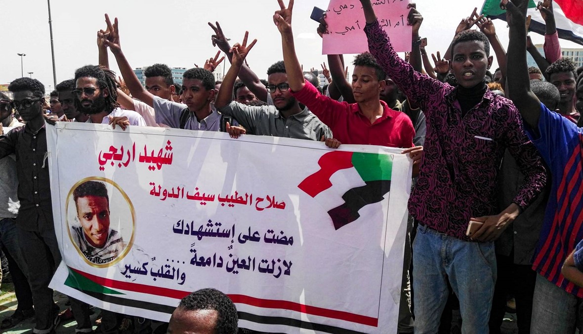 مئات تظاهروا في الخرطوم "لتأبين شهداء" الثورة: الشرطة فرّقتهم بالغاز المسيّل للدموع