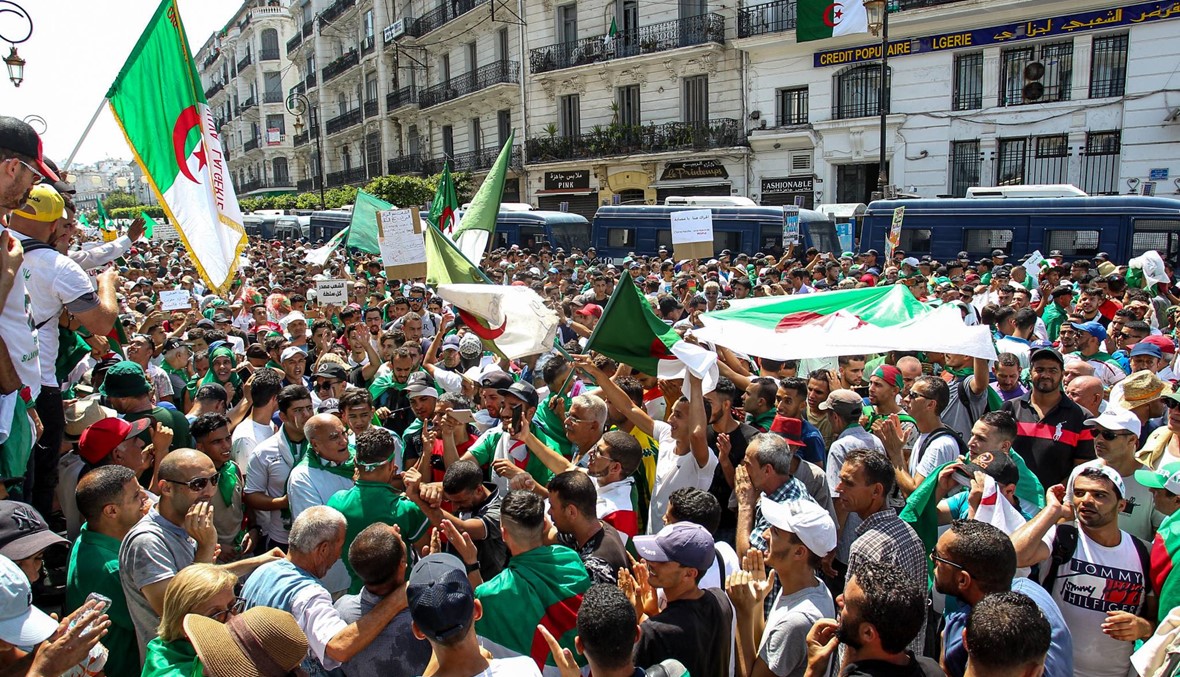الجزائريّون تظاهروا للجمعة الـ22: "دولة مدنيّة"... والعين على "محاربي الصحراء" بالقاهرة