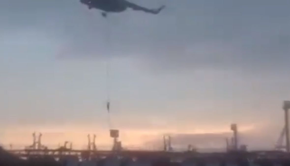 فيديو يظهر لحظة نزول "الحرس الثوري" على سطح الناقلة البريطانية من طائرة هليكوبتر