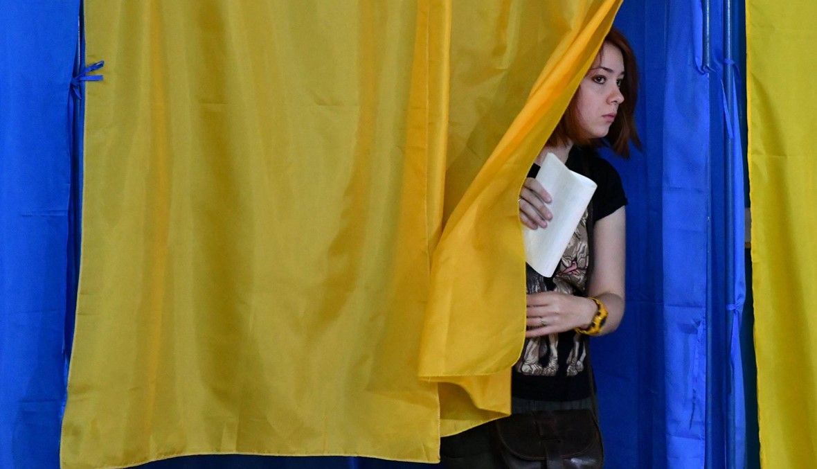 أوكرانيا: انتخابات تشريعية مبكرة وحزب زيلينسكي الأوفر حظاً