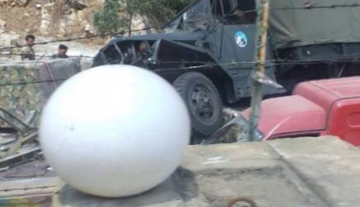 بالصور: شاحنة عسكرية اجتاحت حواجز اسمنتية على أوتوستراد المدفون وزحمة سير كثيفة في المحلة