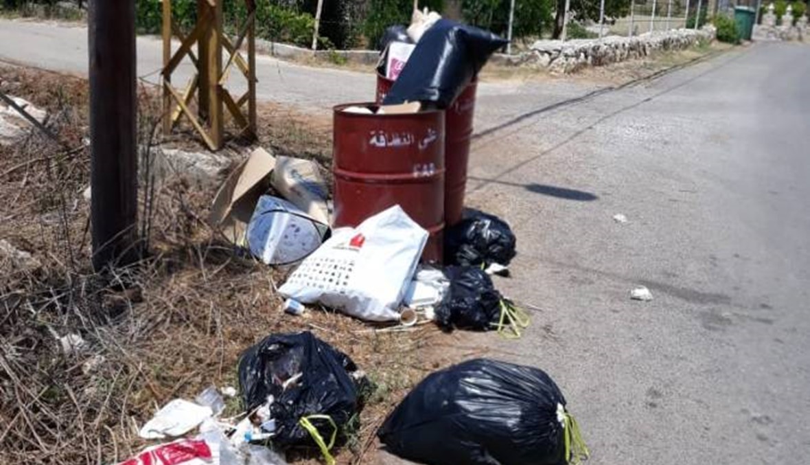 تراكم أكوام النفايات على العديد من الطرقات الرئيسية والداخلية في عكار