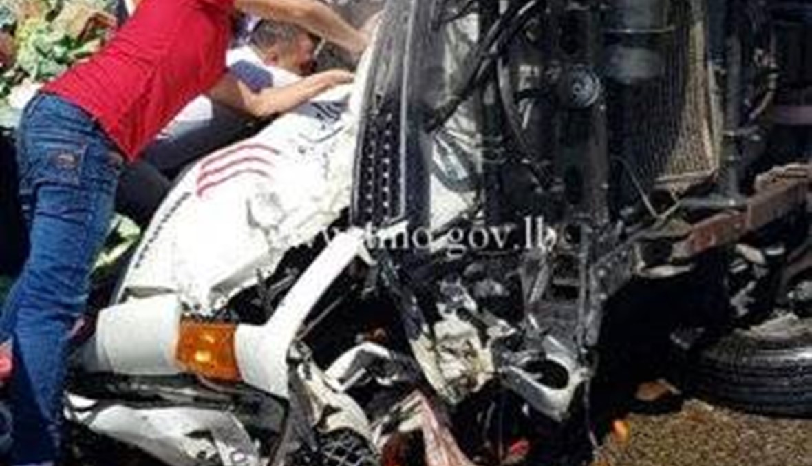 حادث سير مروّع بين 3 شاحنات وسيارة على طريق عام ضهر البيدر (صور)