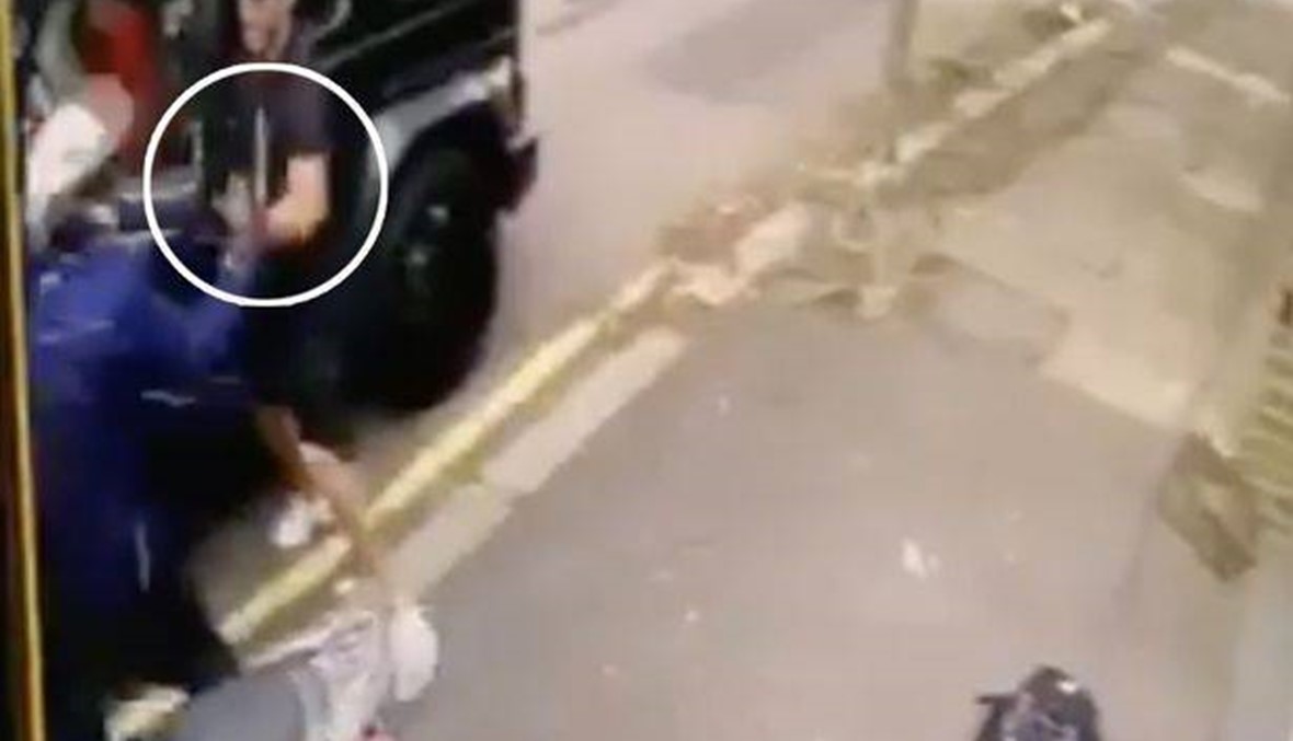 بالفيديو: هجوم بالسكين يستهدف أوزيل... وكولاسيناك "البطل"