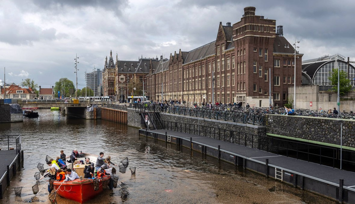 رحلات فريدة في قنوات أمستردام... السيّاح "يصطادون البلاستيك"
