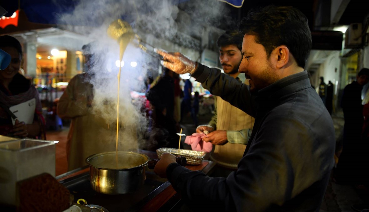 "تندوري تشاي": شاي يقدّم بأكواب من الطين الساخنة في باكستان