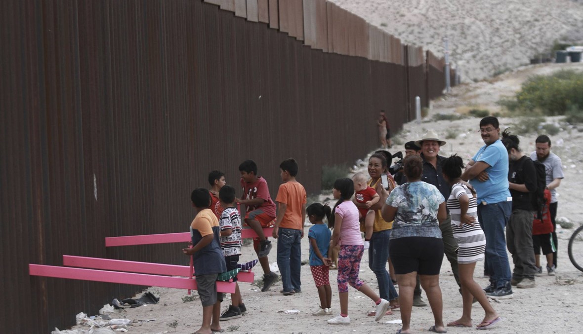 فكرة فريدة لتوطيد العلاقات... أراجيح للأولاد عند الحدود الأميركية المكسيكية
