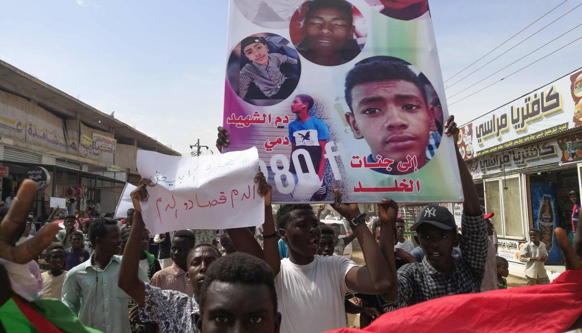 قائد بالجيش السوداني: قوّة كانت تحرس بنكاً قتلت الطلاب المحتجين
