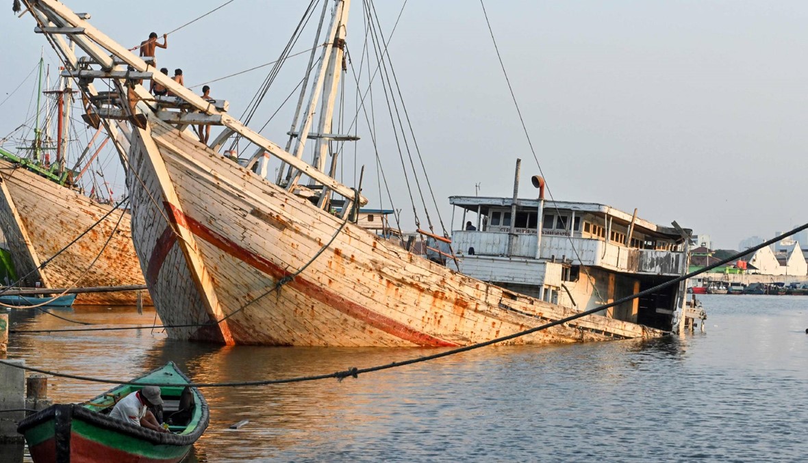 غرق قارب صيد في إندونيسيا... وفاة 4 أشخاص وفقدان 31 آخرين