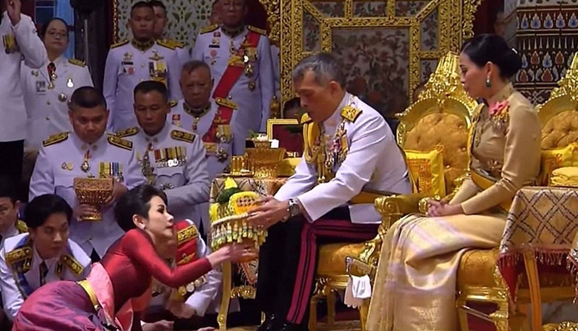 ملك تايلاند يتزوّج عشيقته في حضور الملكة (فيديو)