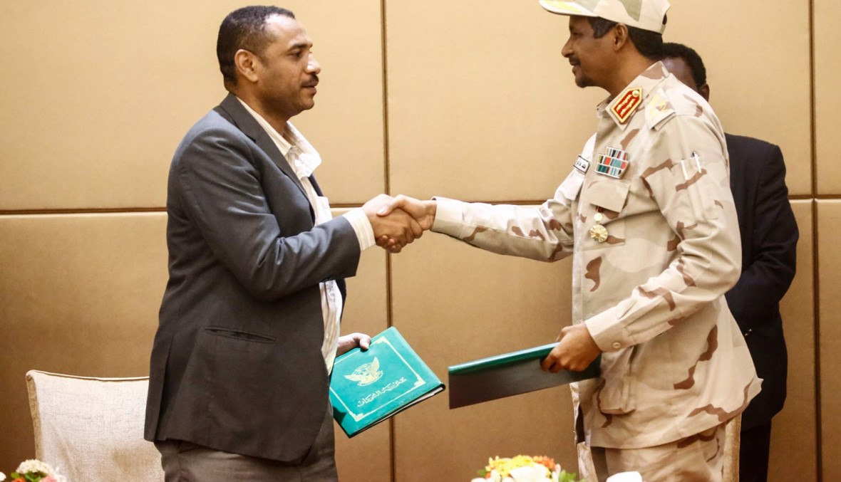 السودان: العسكر وقادة الاحتجاج يوقّعون الإعلان الدستوري... بالأحرف الاولى
