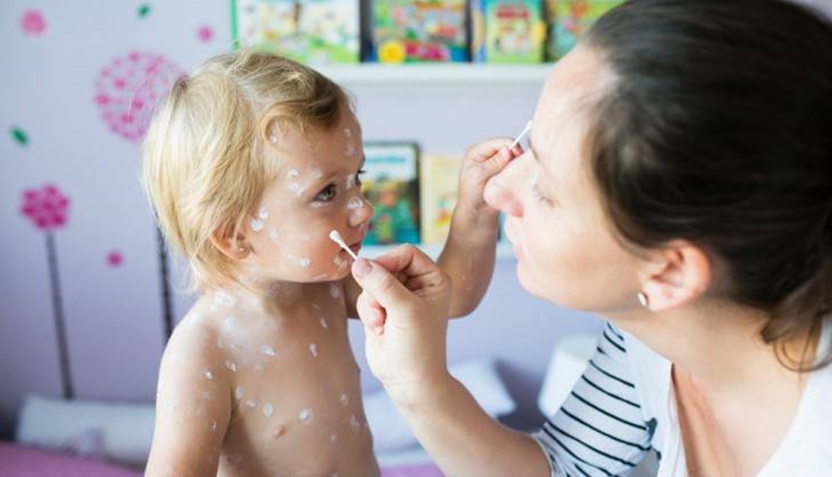 ما الفيروسات التي تهدد طفلك في حوض السباحة؟