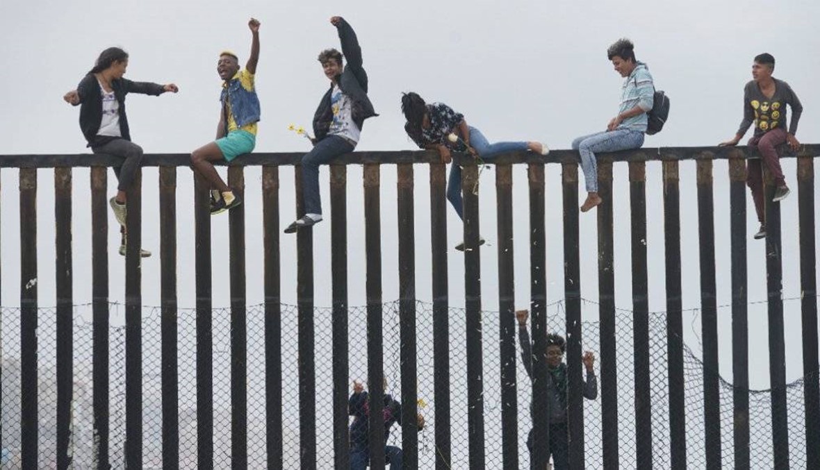 بيلوسي  تندد بوضع "غير إنساني" على الحدود مع المكسيك