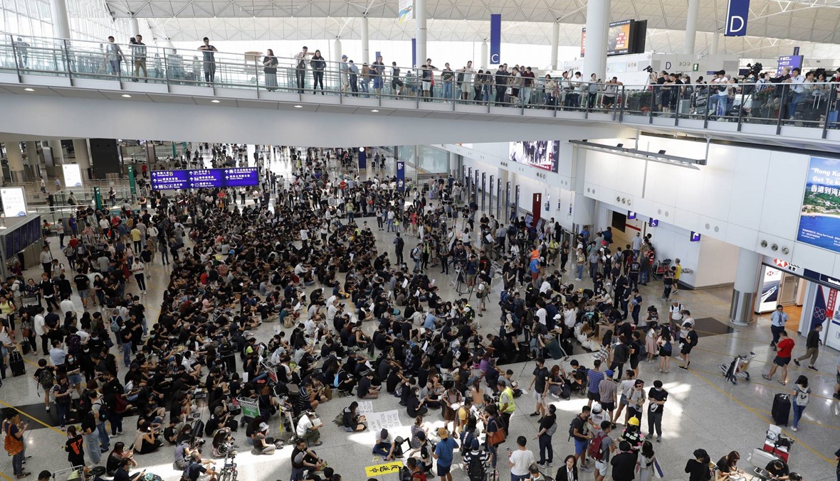 ملابس سوداء وهتافات مناهضة "للطغيان"... المئات يتظاهرون في مطار هونغ كونغ
