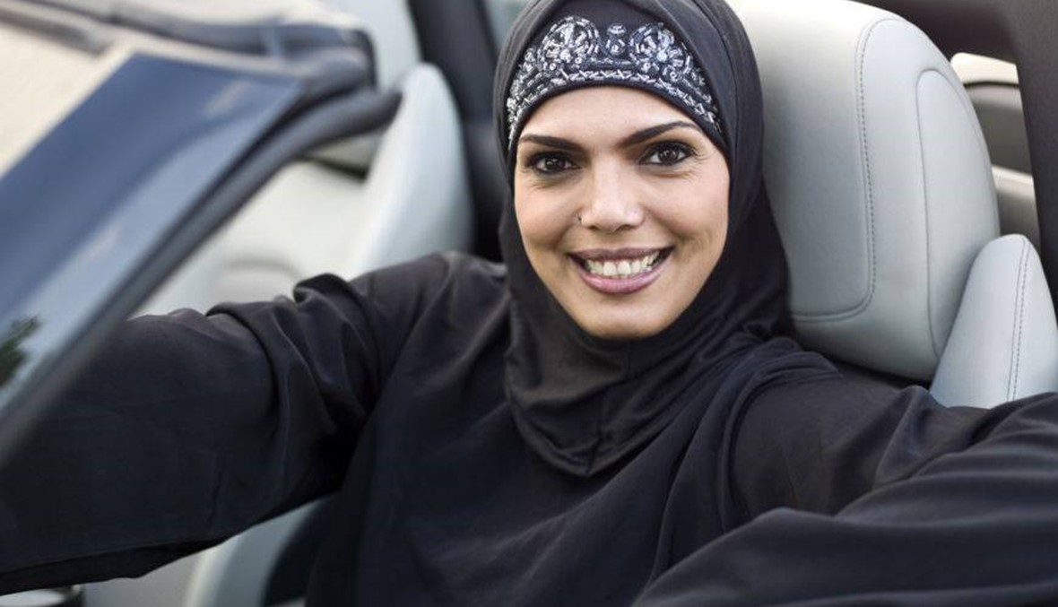 القيادة السعودية انتصرت للمرأة... منحتها جواز السفر الحر وفكّكت نظام الوصاية