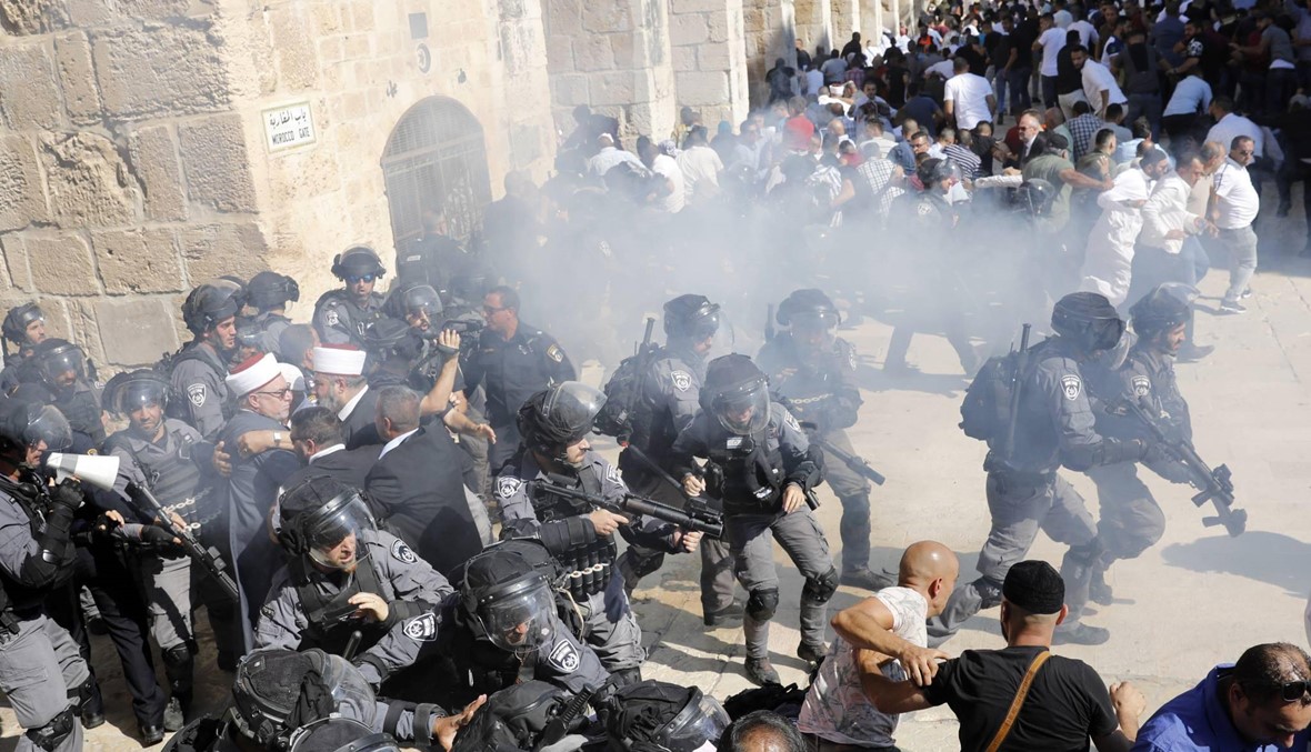 بالصور - مواجهات في المسجد الأقصى: 61 جريحاً فلسطينيًّا في أوّل أيام الأضحى