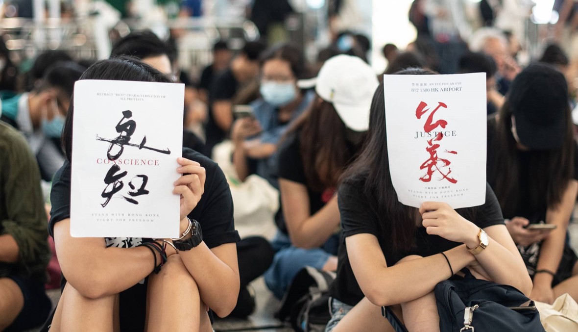 مئات المحتجين يعودون مجددا إلى مطار هونغ كونغ