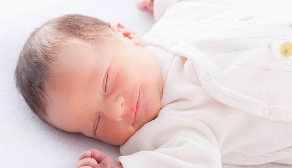 أي وضعية تسبب موتاً مفاجئاً عند الرضيع أثناء نومه؟