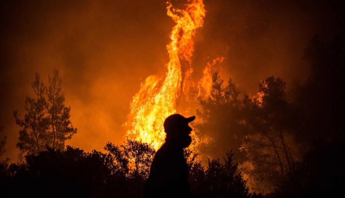 بالصور والفيديو: الحرائق تجتاح اليونان... التهام حرج صنوبر في ثاني أكبر جزيرة