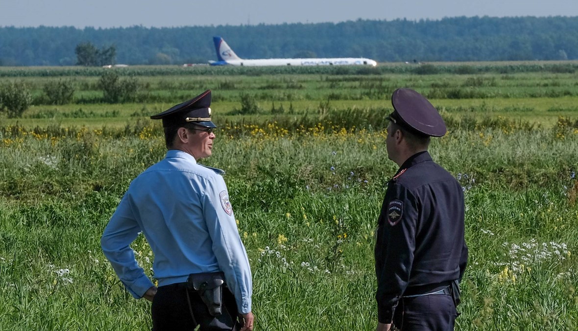روسيا تحتفي بالطيّار "البطل" الذي أنقذ عشرات: "الركاب صفّقوا له كثيراً"