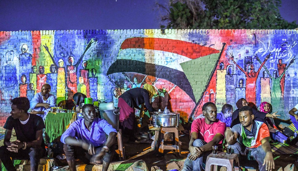 السودانيون يحتفلون السبت ببدء الانتقال إلى الحكم المدني