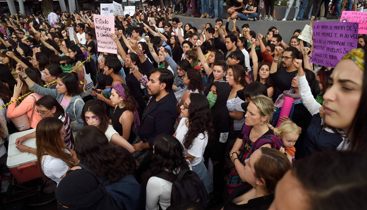 المكسيك: آلاف النساء يتظاهرن احتجاجاً على اغتصاب عناصر من الشرطة قاصرات