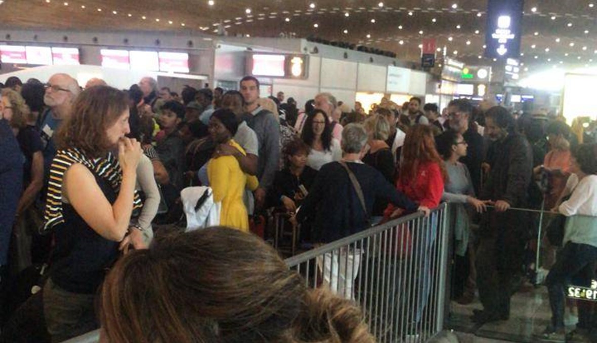 صور وفيديو- ماذا يجري في مطار شارل ديغول؟