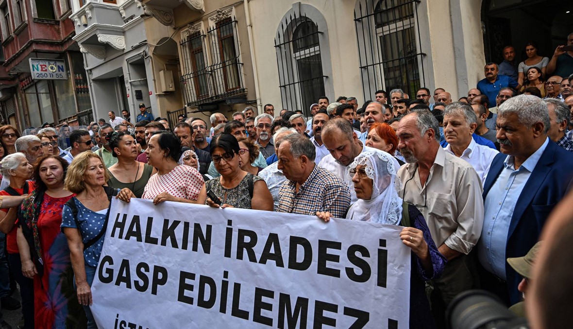 الحكومة التركية تقيل رؤساء بلديات موالين للأكراد بتهمة "الإرهاب"