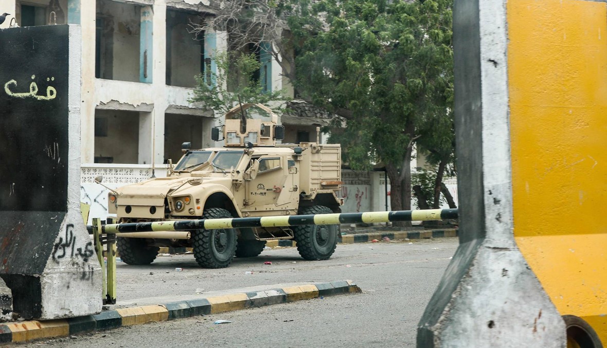 مقاتلون انفصاليون يحاصرون معسكرين حكوميين في جنوب اليمن
