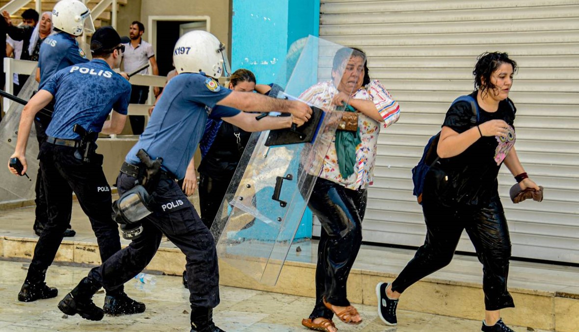 بعد إقالة رؤساء بلديات أكراد... الشرطة التركية تستخدم المياه لتفريق المحتجين