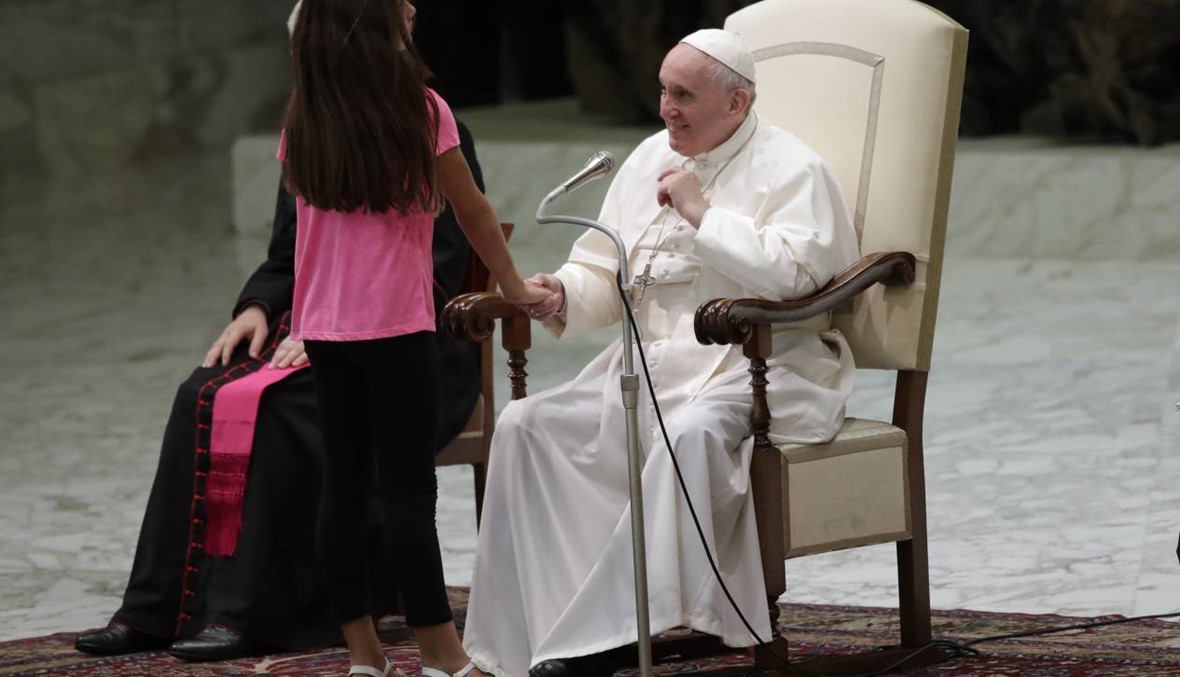 البابا يسمح لفتاة مريضة بالرقص على المسرح أثناء العظة... "علينا أن نصلي"
