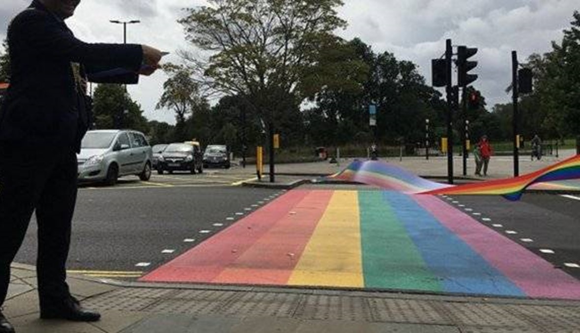 تضامن مع المثليين في إنكلترا... أوّل معبر بألوان قوس القزح