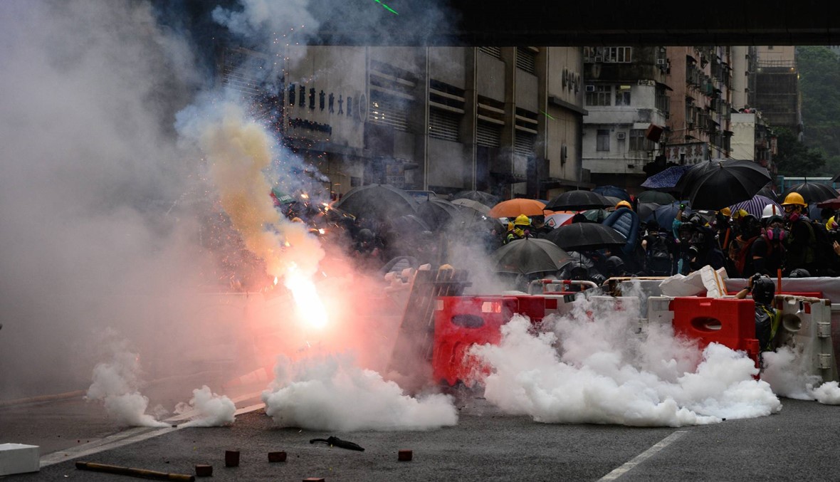 هونغ كونغ: مواجهات عنيفة بين متظاهرين والشرطة... خراطيم مياه وإطلاق نار
