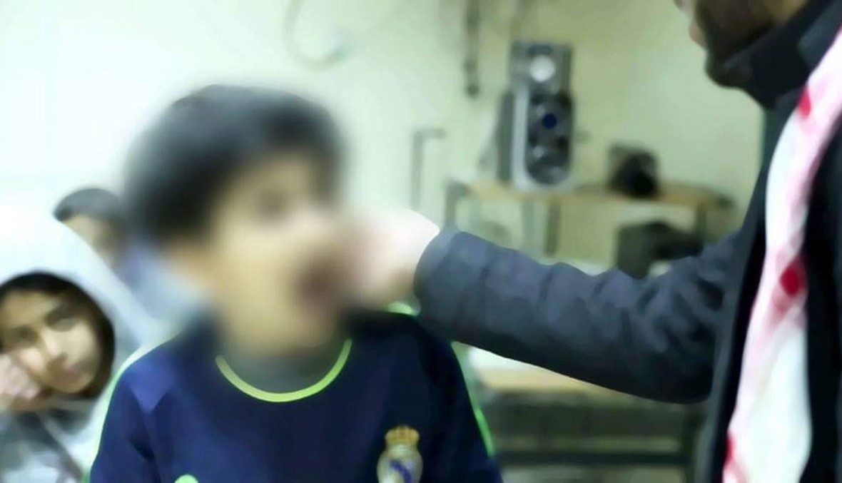 انتهى بسجنه... اعتداء وحشي من مصري على طفل تشاجر مع نجله (فيديو)