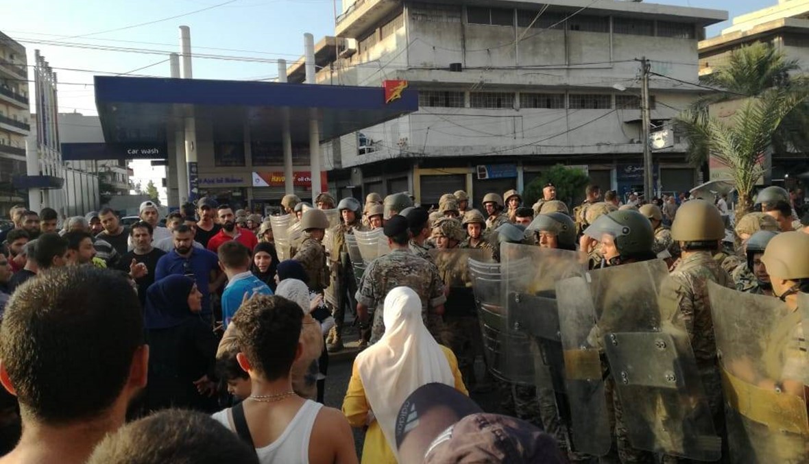 اشكال أمام معمل دير عمار في البداوي: 4 جرحى للجيش (صور وفيديو)