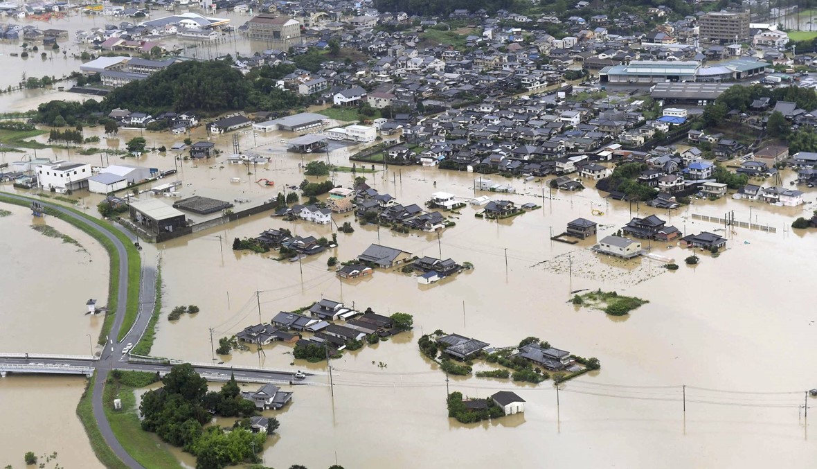 تساقط أمطار غزيرة في اليابان... "أحياء غطتها الوحول وسيارات غرقت تحت المياه" (صور)