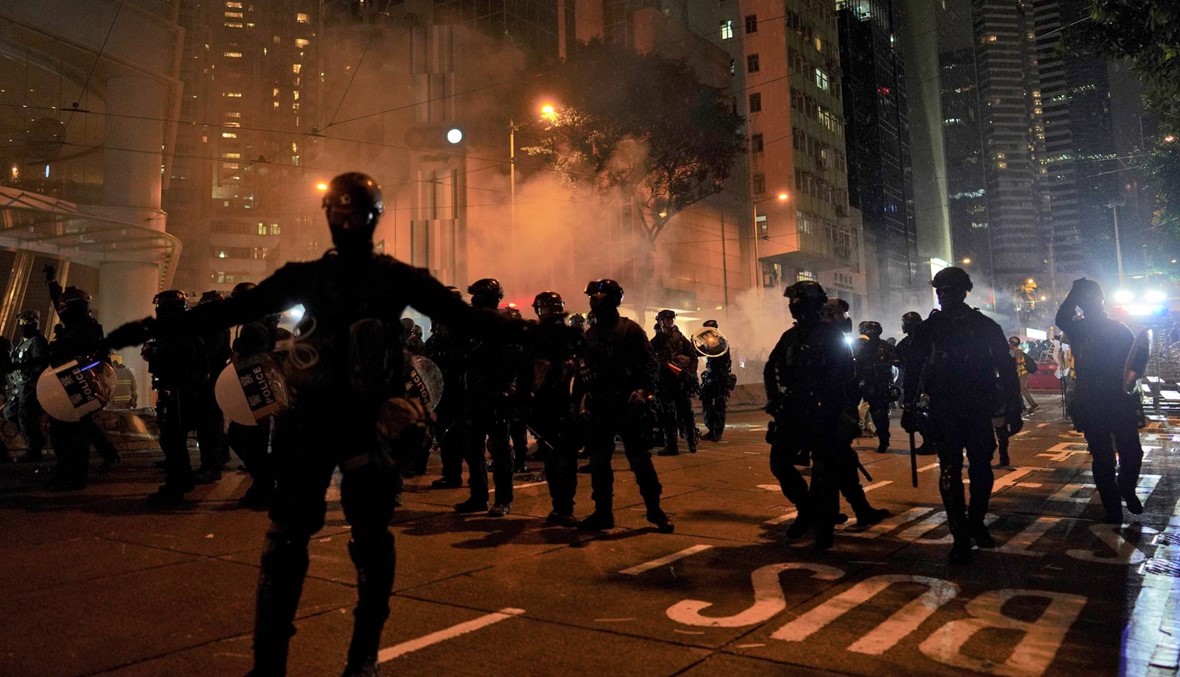 مواجهات عنيفة في محيط برلمان هونغ كونغ خلال تظاهرة محظورة